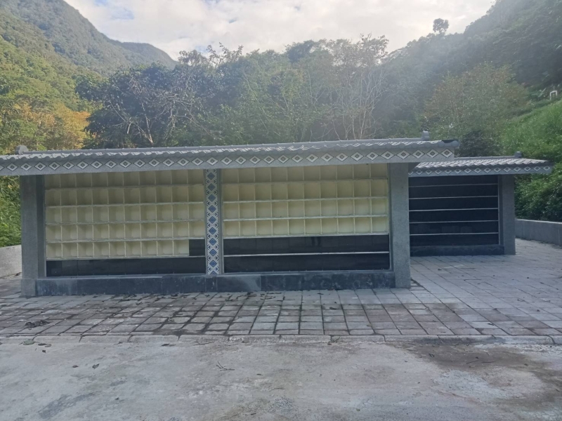 圖片：榕樹納骨牆